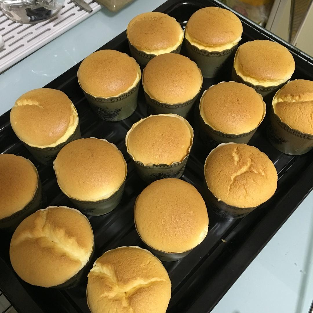 消耗淡奶油之作——淡奶油小蛋糕