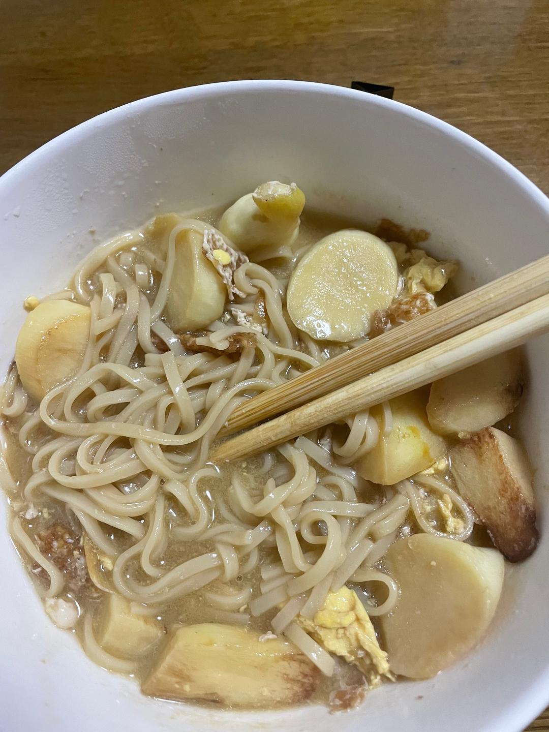 荷包蛋茭白焖面的做法