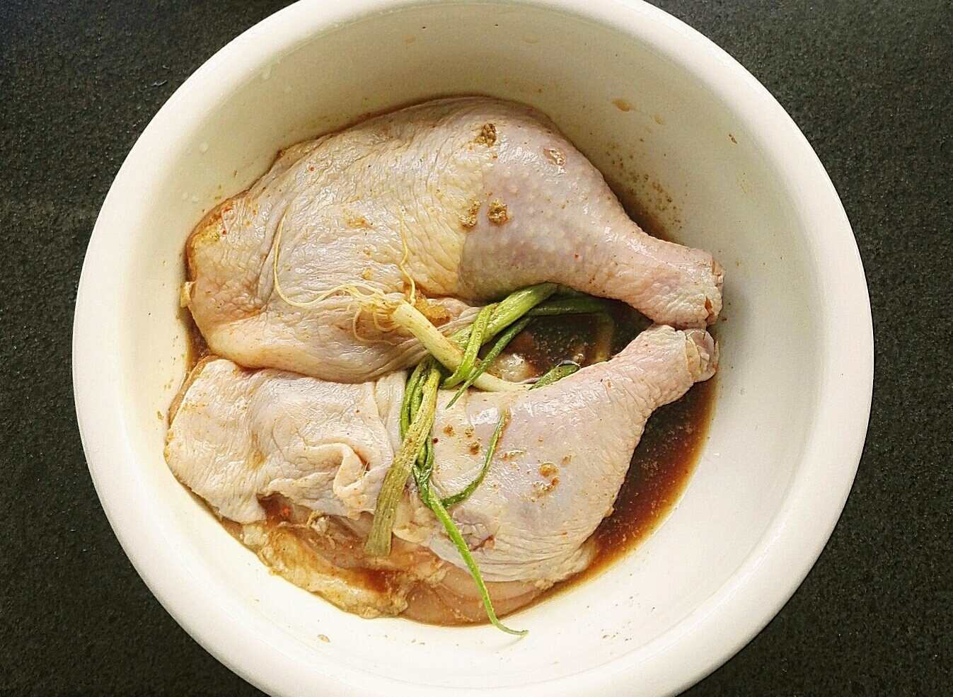 今天晚上吃烤鸡——想要皮不脆都难的烤全鸡腿（空气炸锅版）的做法 步骤1