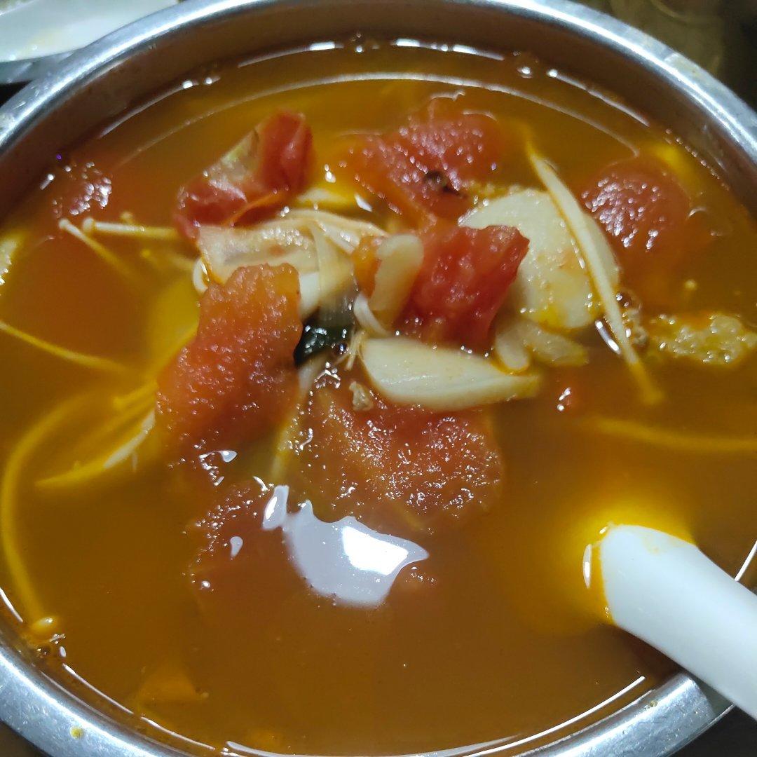 🍅番茄炖牛腩，还有金针菇～酸酸香香的汤