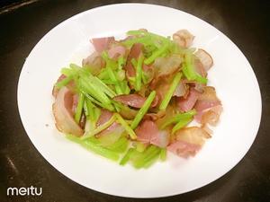 狸猫家——烟熏肉炒香芹的做法 步骤6