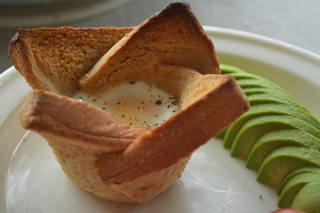 鸡蛋吐司杯盏