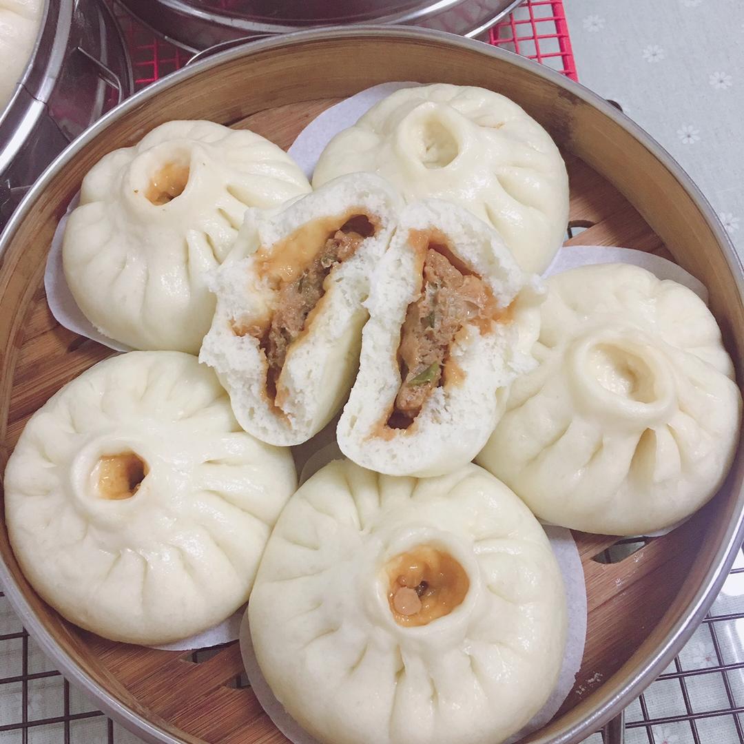 松软多汁的肉包子