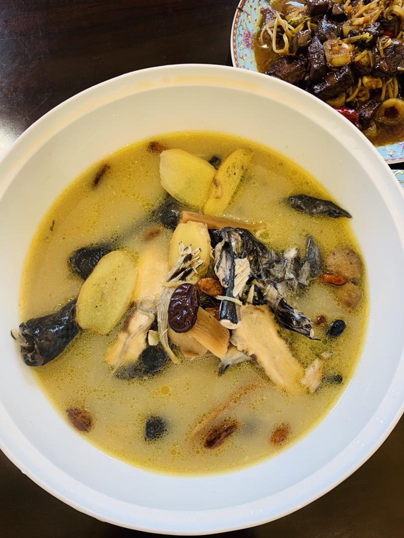 21克拉做的海参花胶炖乌鸡汤提气补血改善面色