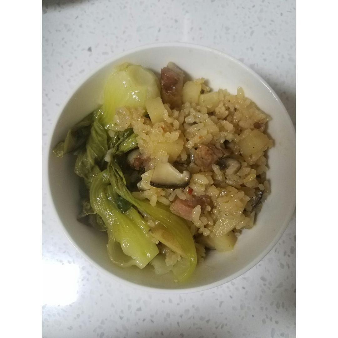 香菇腊肠土豆焖饭