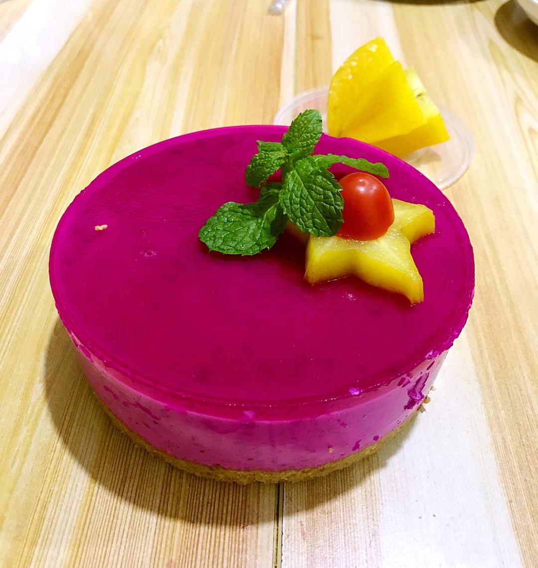 floraaa1219做的火龙果慕斯蛋糕