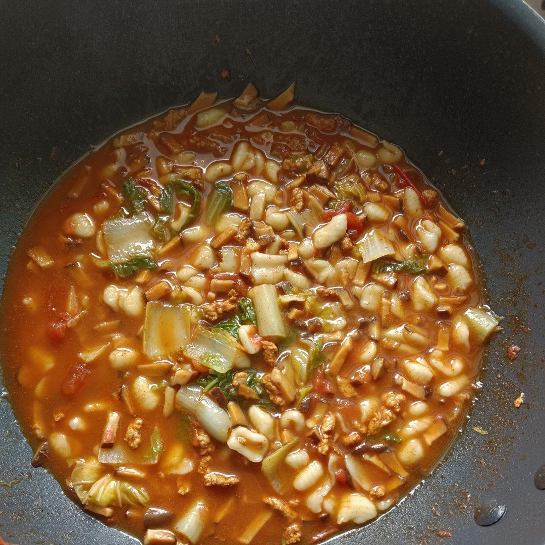 一碗包含了11种蔬菜的烩麻食