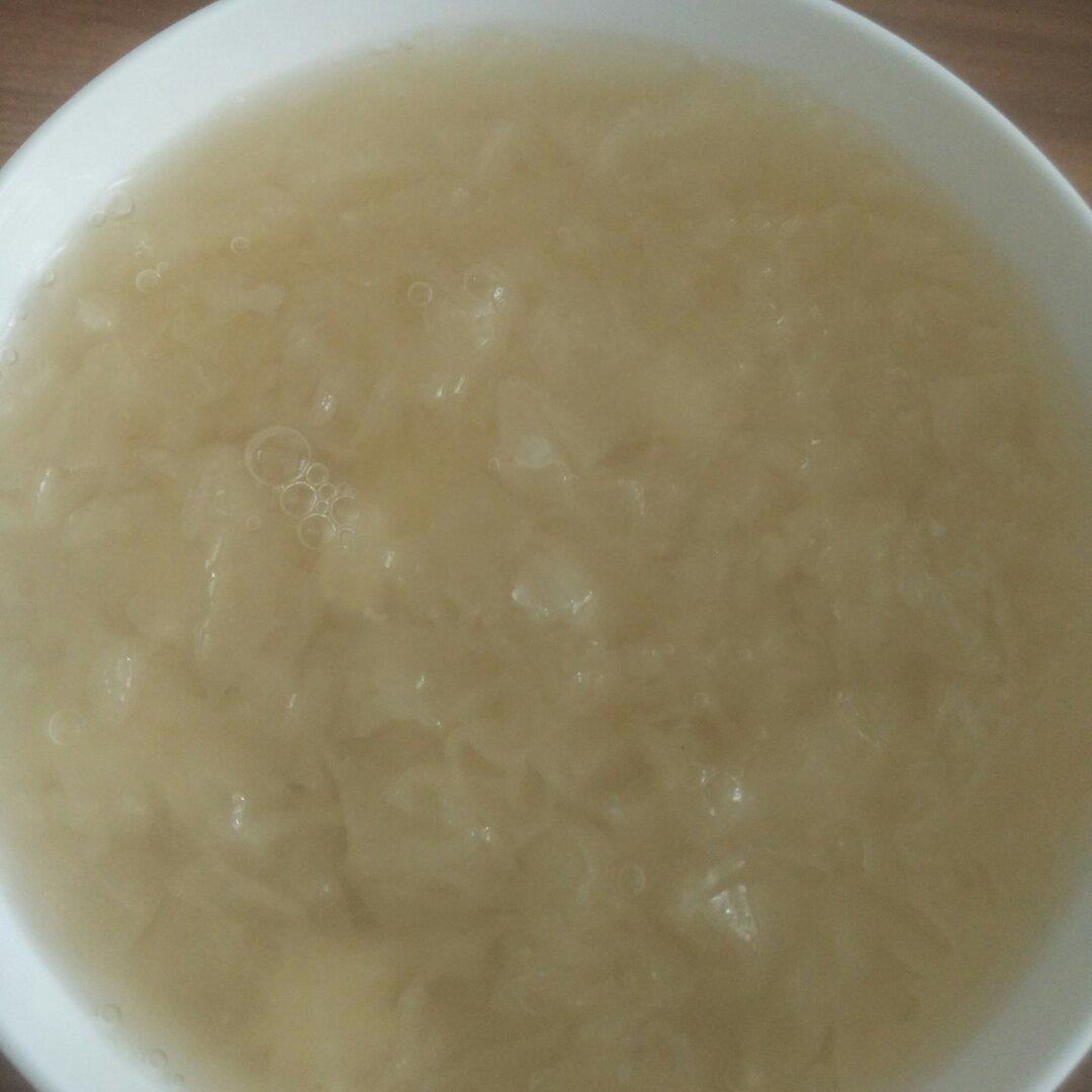 冰糖银耳莲子羹。（内附电饭煲做法）