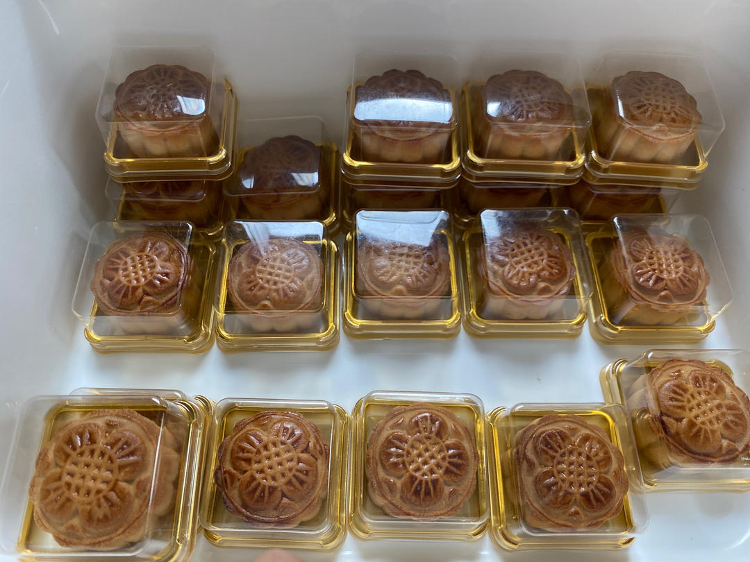 广式月饼—蛋黄莲蓉月饼