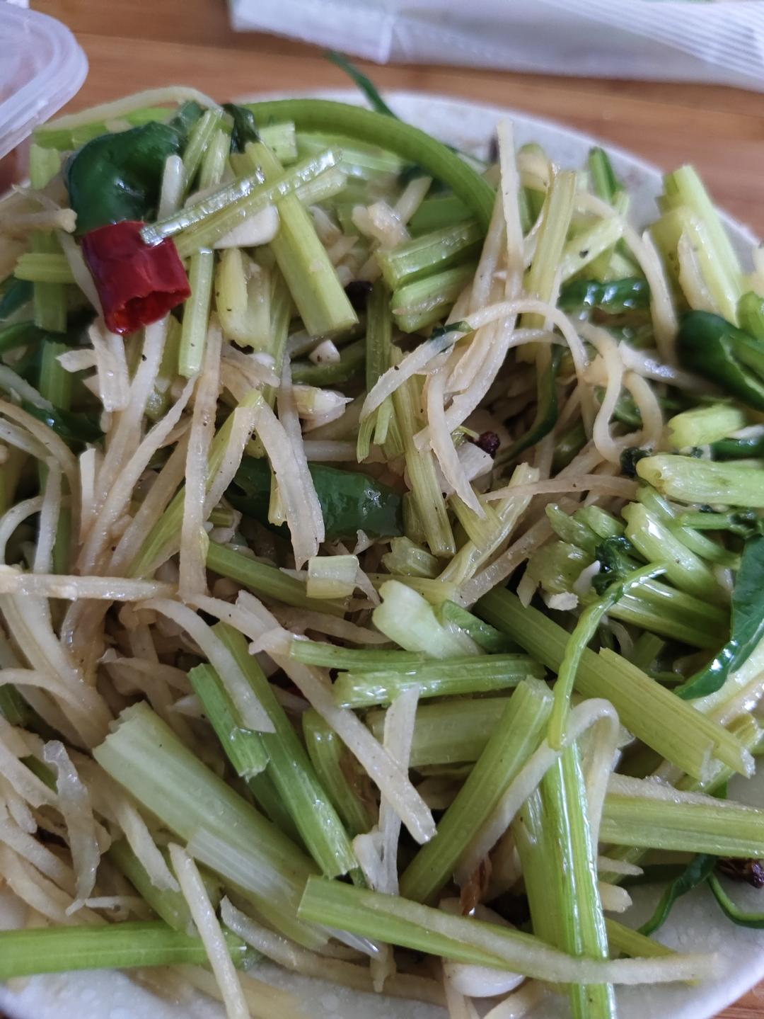 简单美味的家常菜！土豆丝炒芹菜