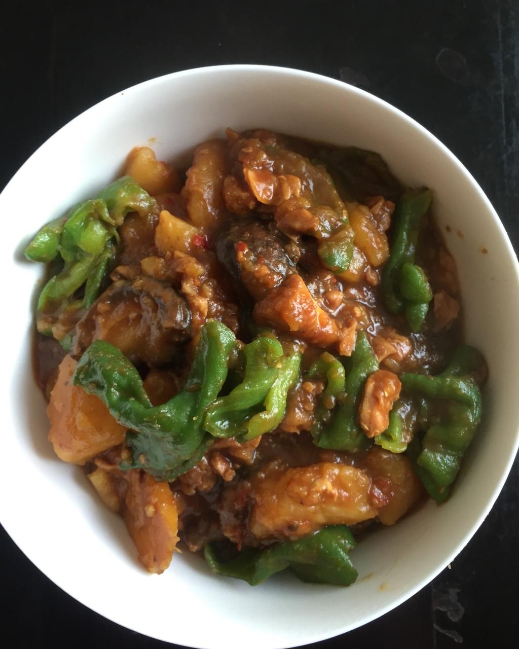 汤汁特浓的黄焖鸡米饭