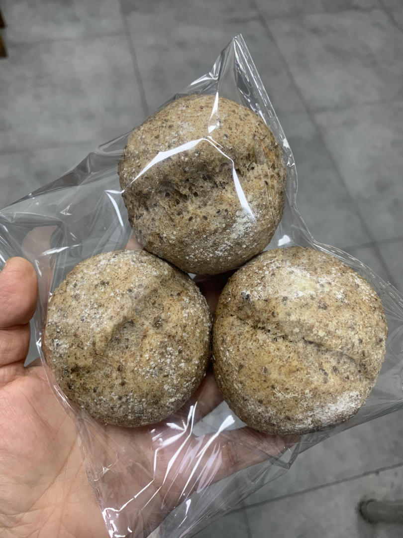 减脂期最爱奇亚籽全麦面包，奇亚籽富含丰富Omega-3，营养丰富且高纤维饱腹感强