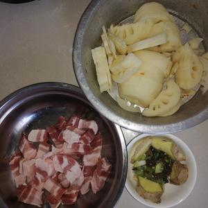 红烧肉炒藕片（简单不腻）的做法 步骤1