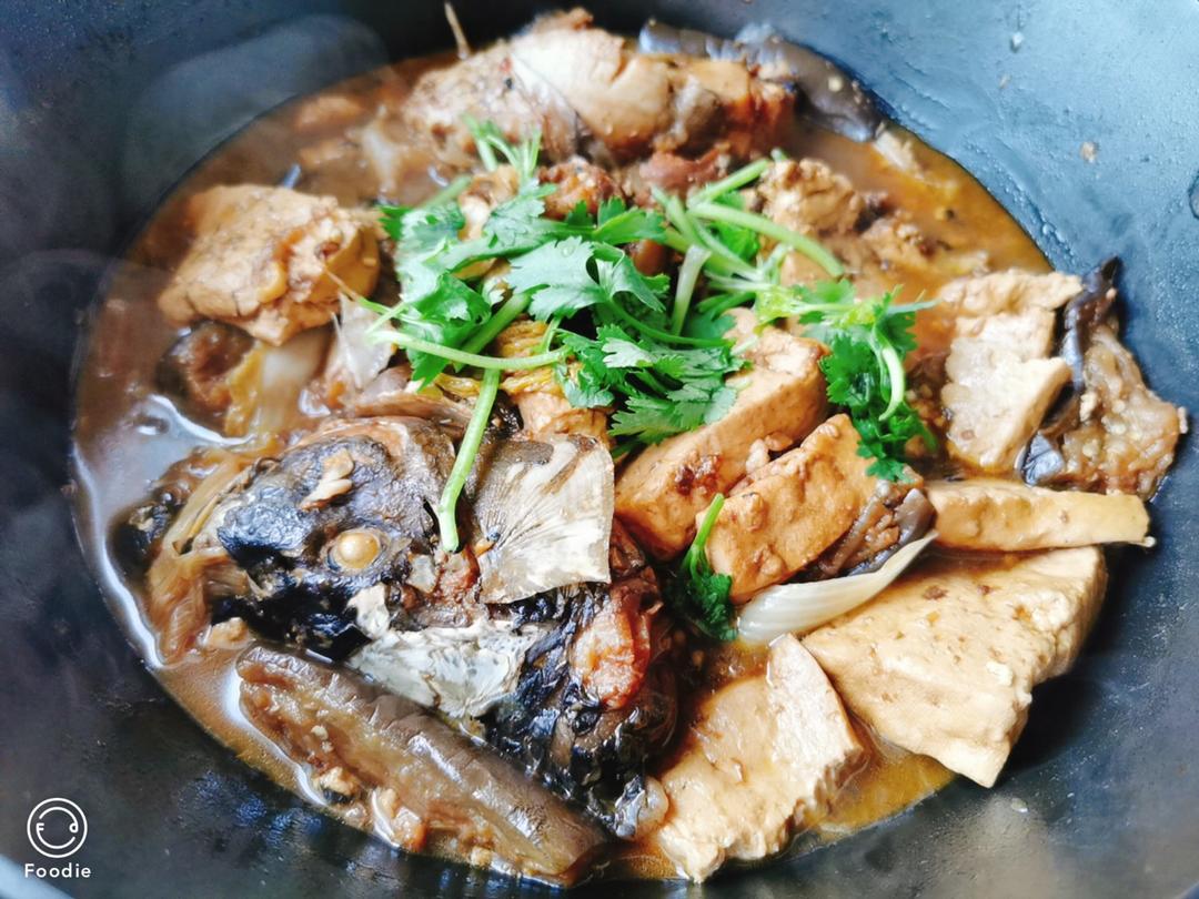 铁锅炖鱼配饼子