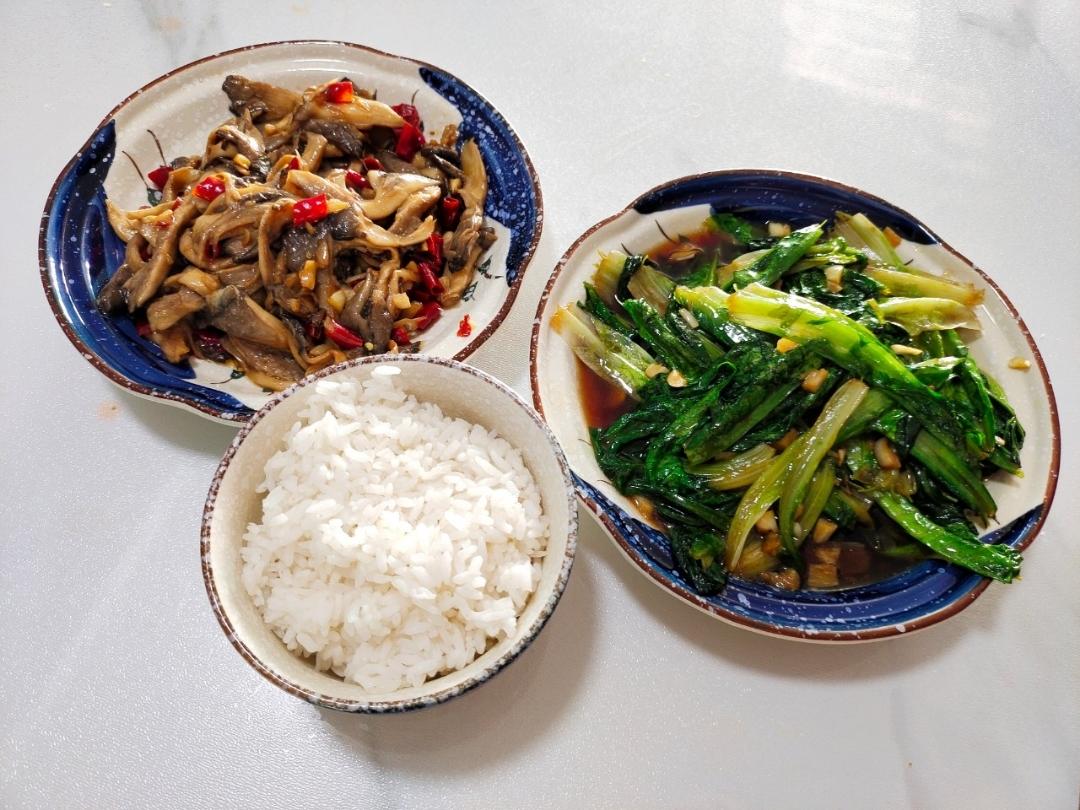 蒜蓉耗油清炒油麦菜，减脂快手菜，宝宝超爱，傻瓜步骤，屡试不爽，好吃且下饭，鲜香爽口！！