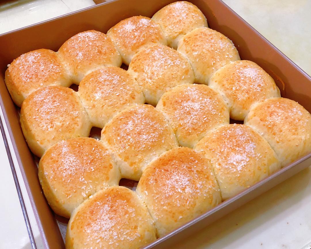 酥软奶香味椰蓉小面包