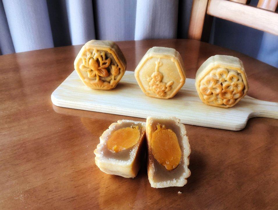 广式蛋黄莲蓉月饼