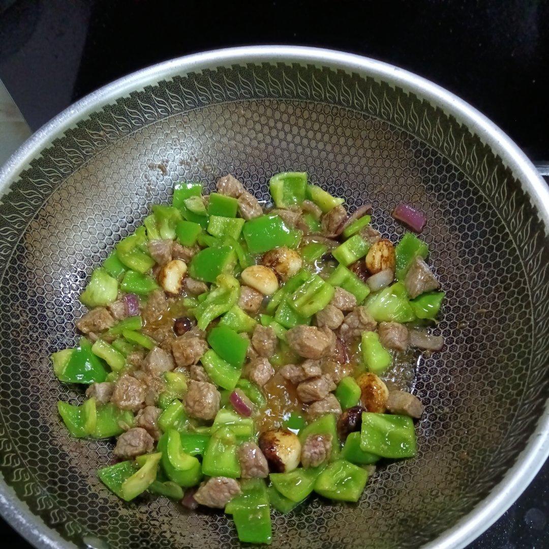黑胡椒蒜子牛肉粒