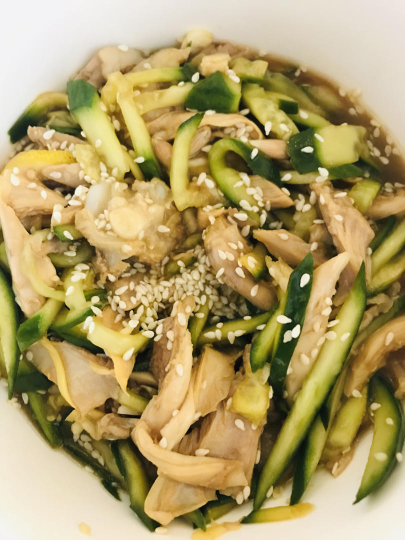 lin做的简单好吃手撕鸡腿肉零脂肪凉拌菜