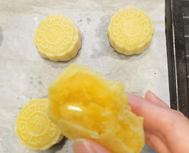 流心金沙奶黄月饼的做法
