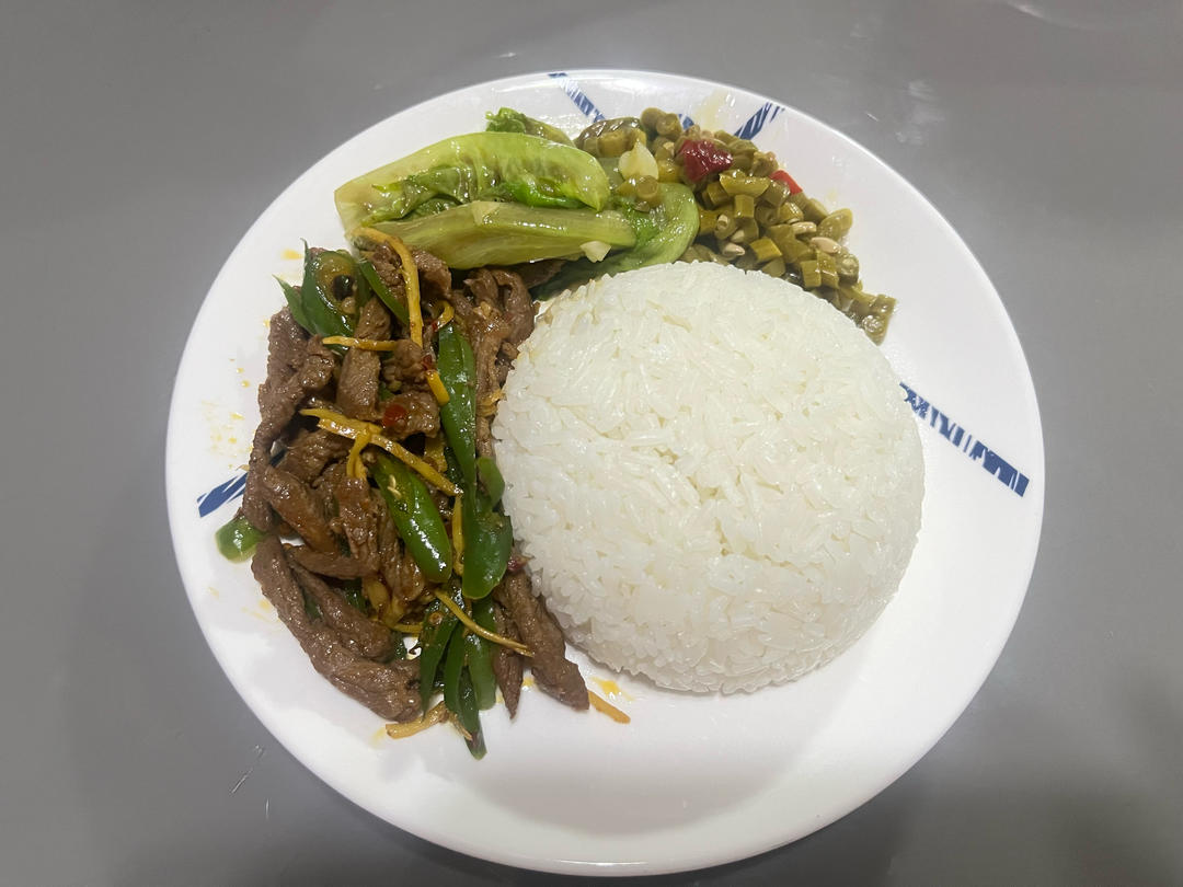 厨师长教你：“青椒牛肉丝”的家常做法，家乡的味道，先收藏了