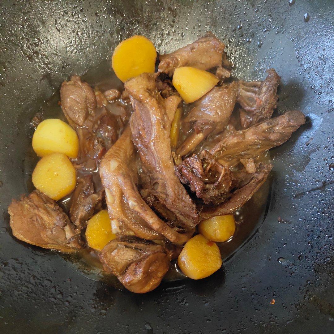 连酱汁也不放过| 土豆焖鸭