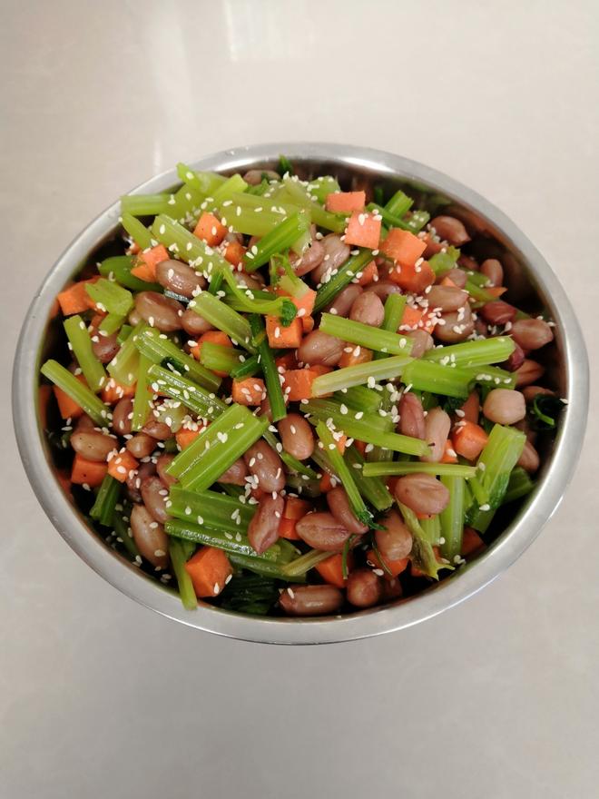 凉拌花生米芹菜胡萝卜腌制减脂素菜清爽小菜的做法