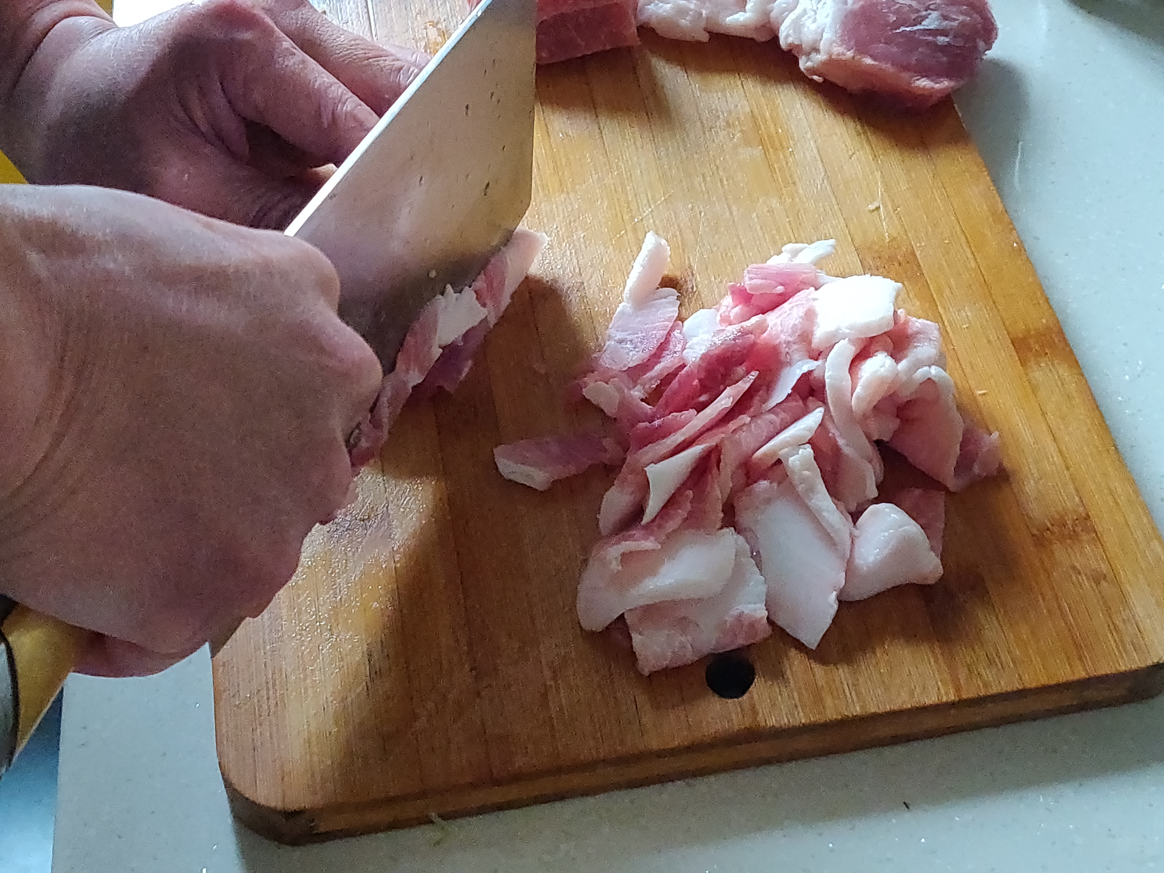 酸菜汆白肉的做法 步骤1