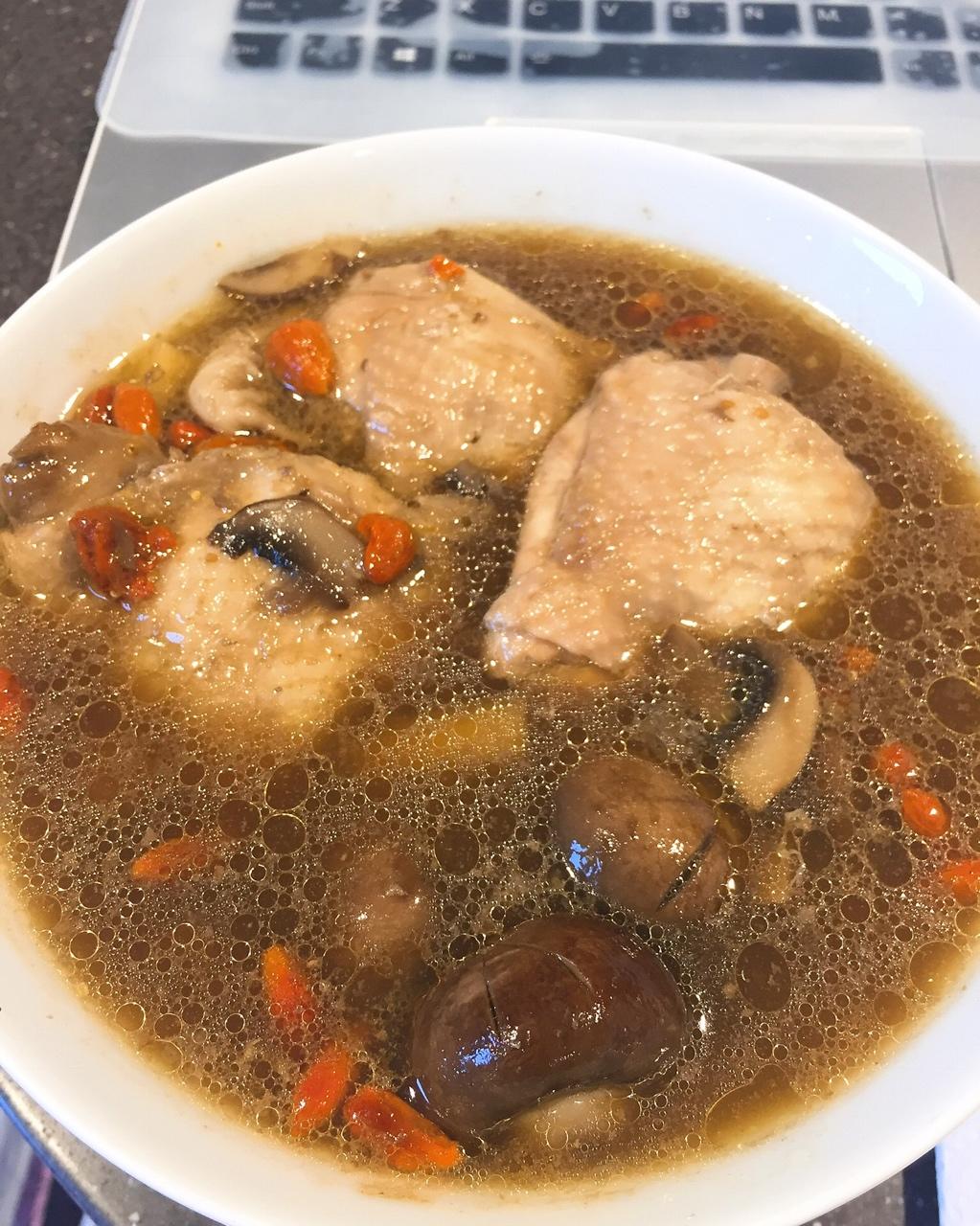 菌菇炖鸡汤