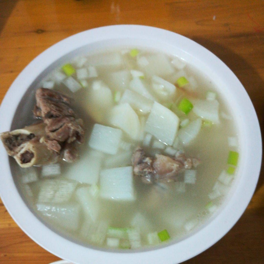 简易萝卜筒骨汤