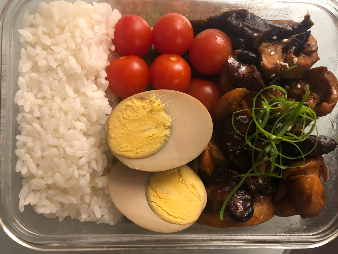 冬菇滑鸡煲：鸡肉烧得鲜嫩爽滑，这方法管用！