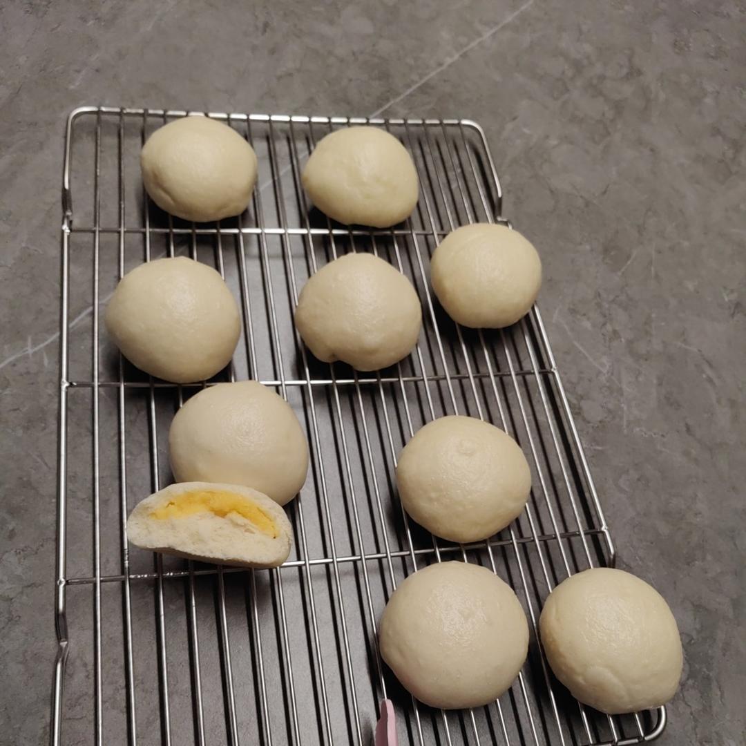 松软香甜的奶黄包，很快就可以搞定。