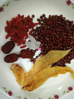 红豆炖鱼胶的做法 步骤1