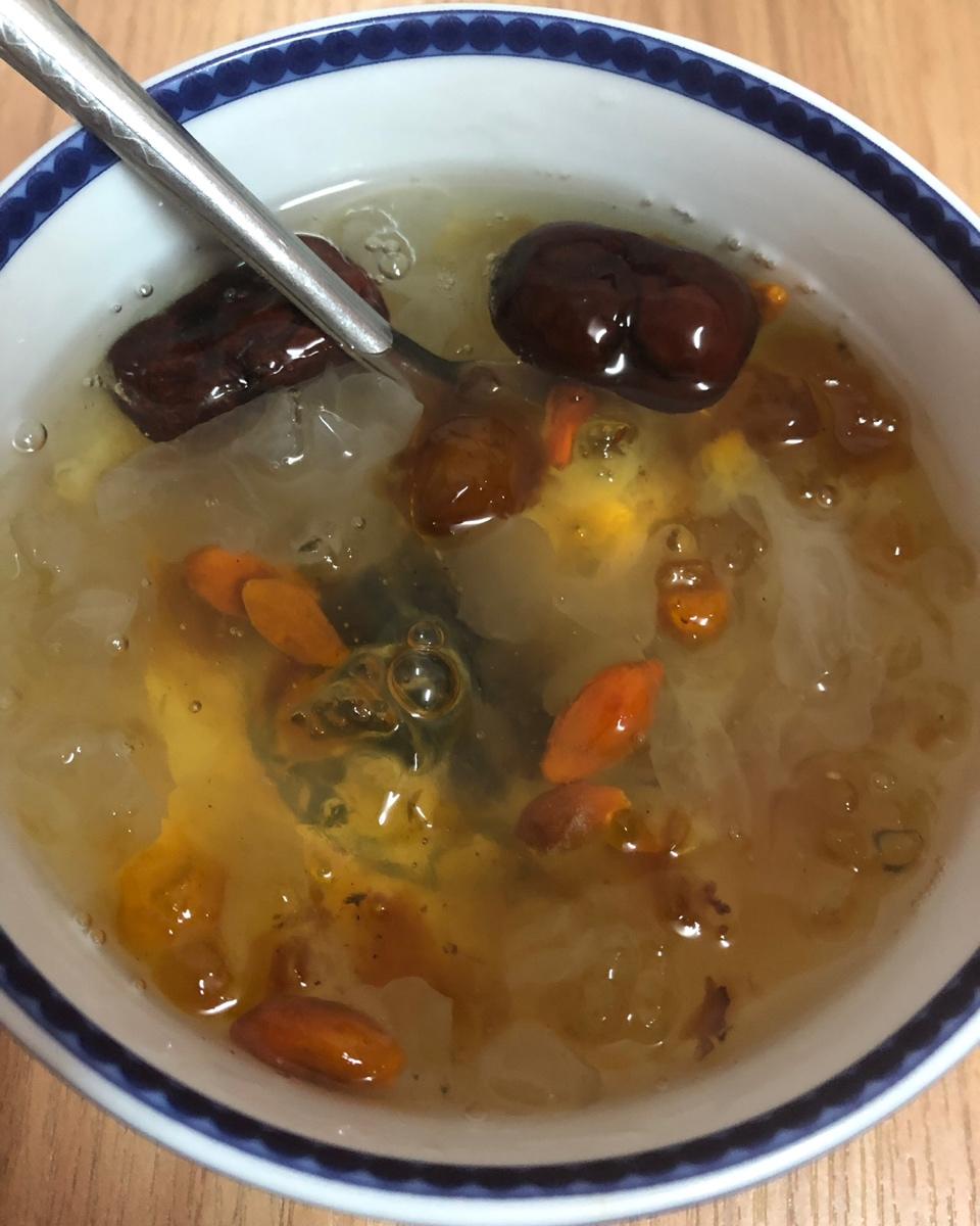 桃胶皂角米炖银耳