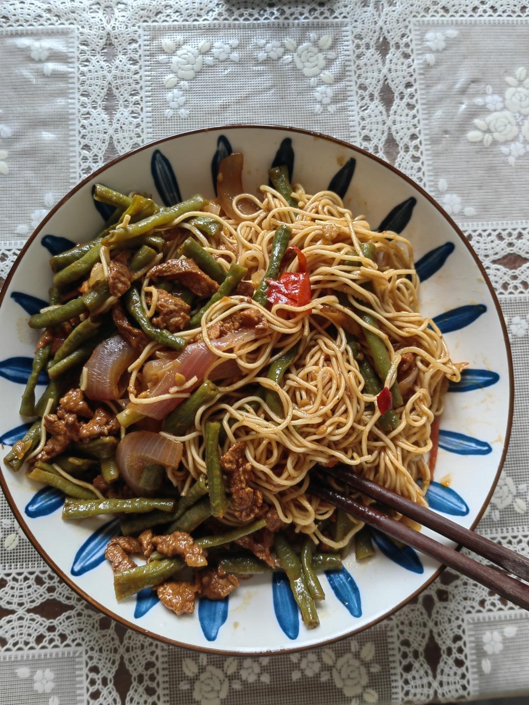 五花肉豆角土豆铁锅焖面