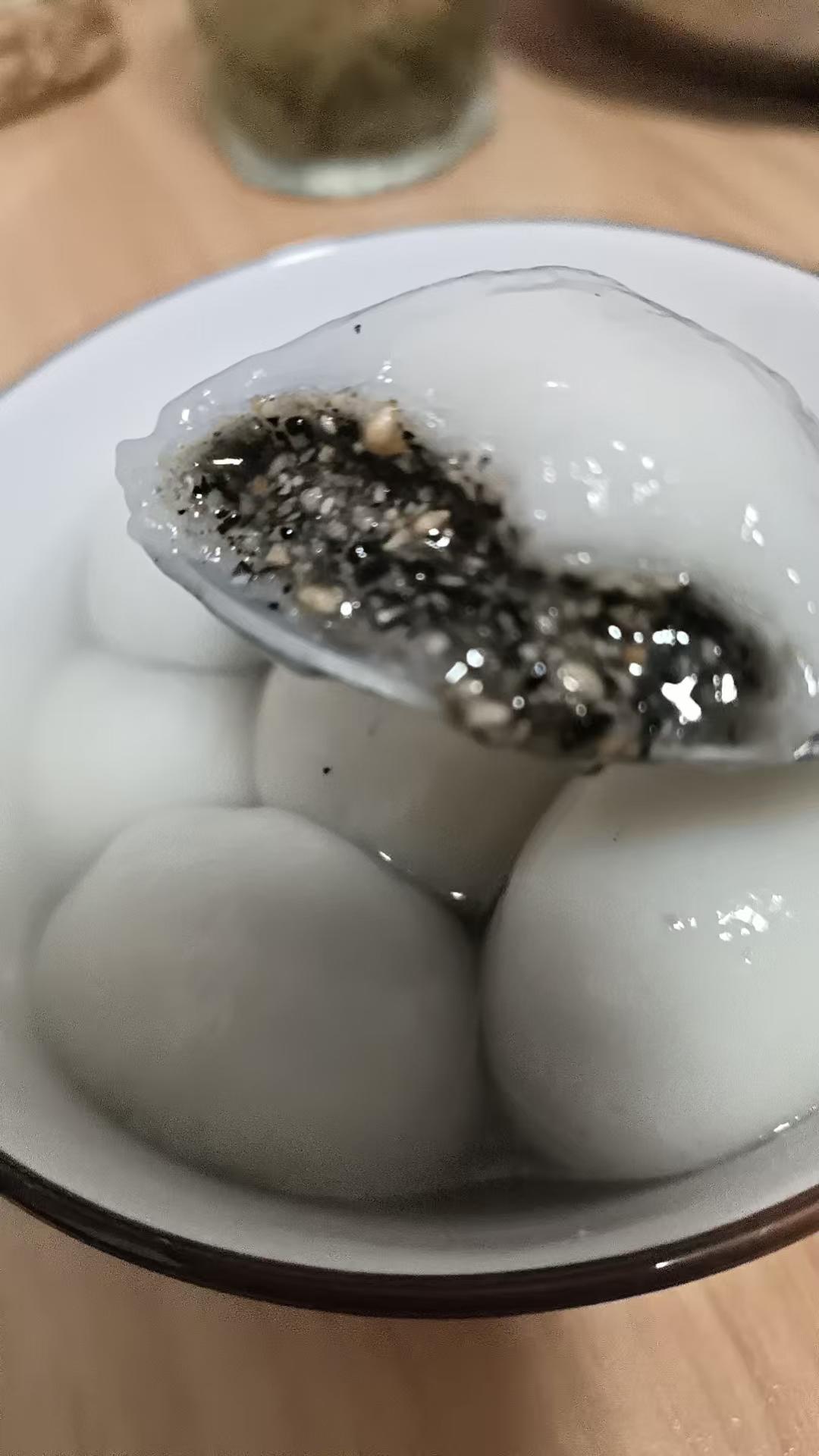 花生黑芝麻汤圆