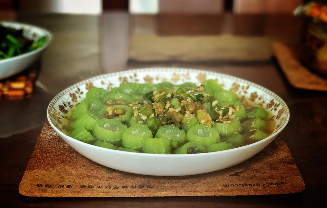 只需要五分钟就可以的美味蒜蓉蒸丝瓜