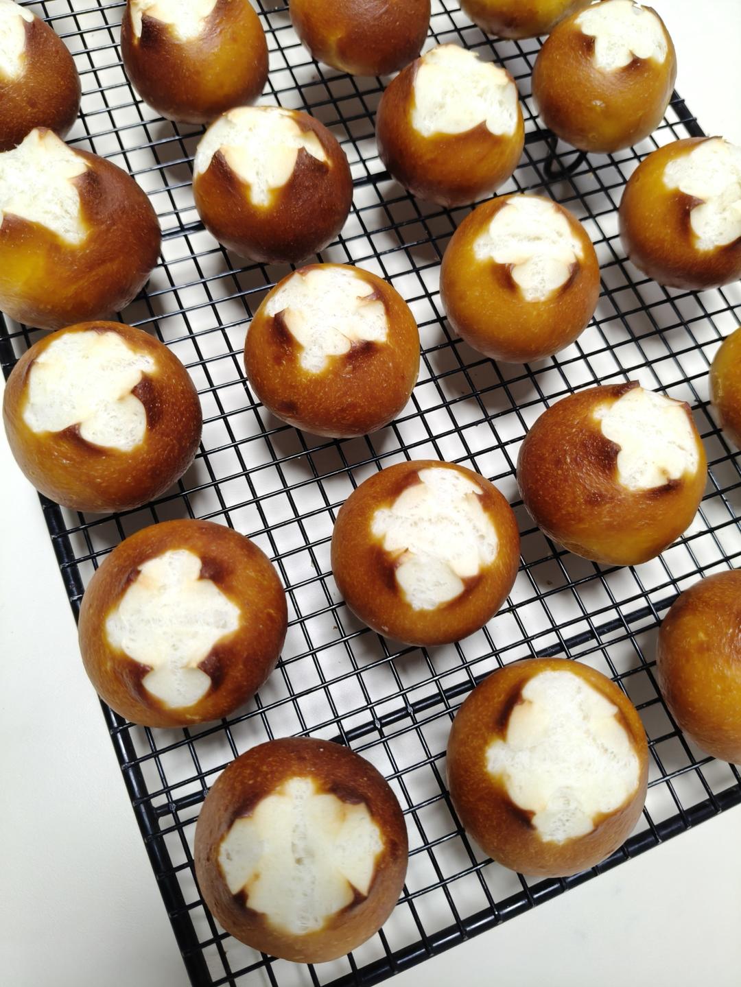 一口一个的奶酪小碱水球