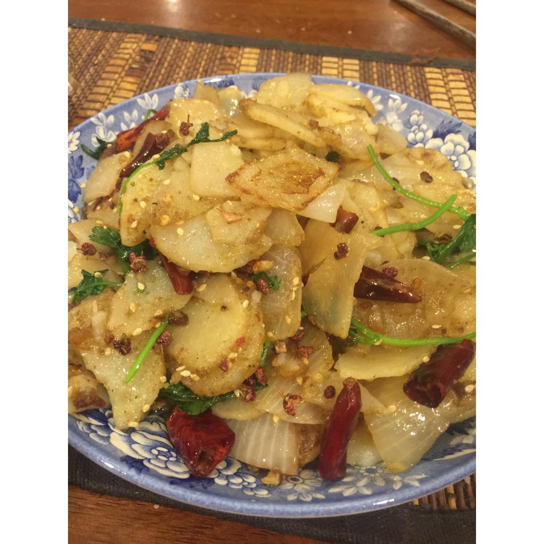 边吃边流泪的「孜然土豆片」