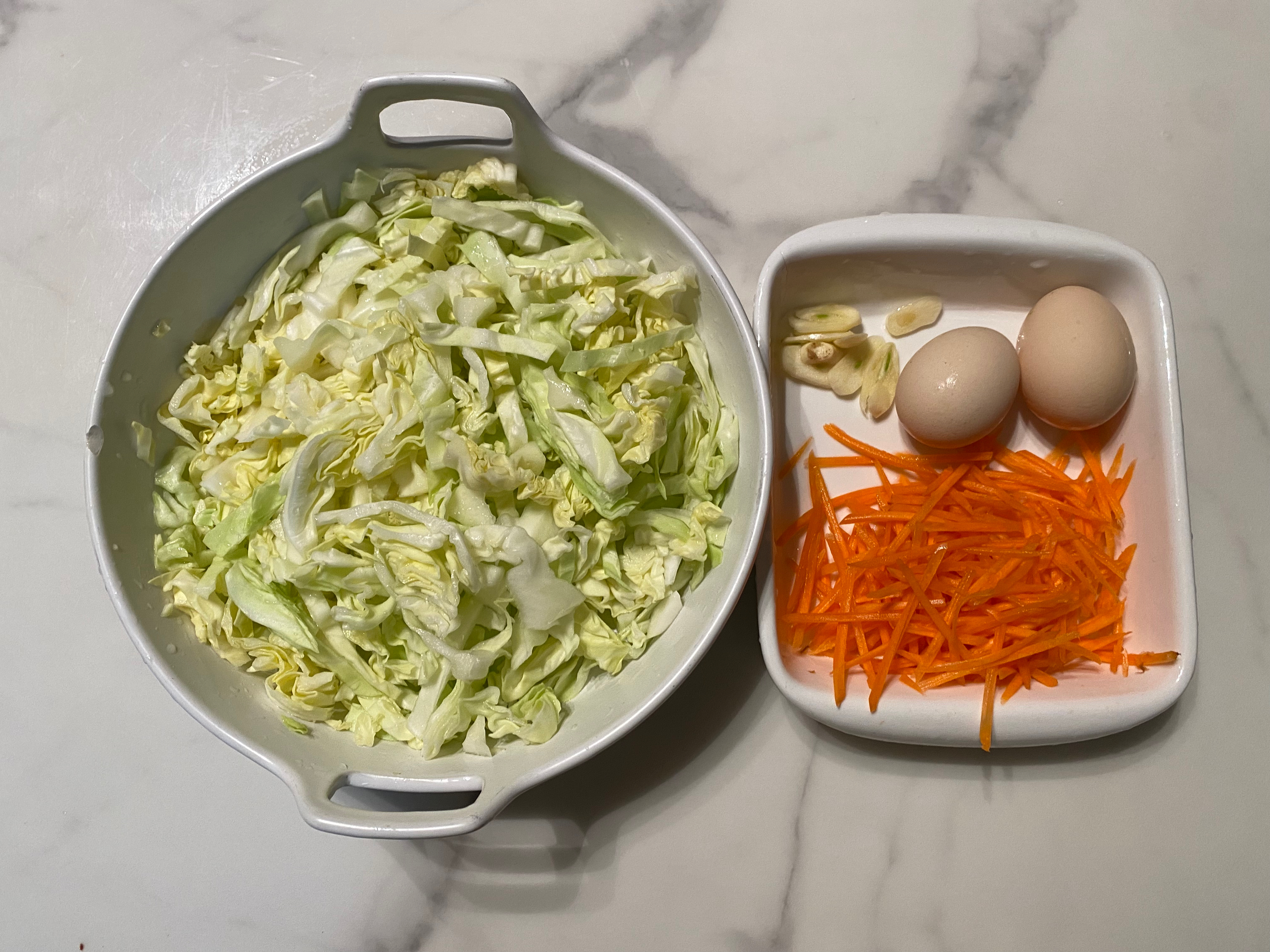 圆白菜炒鸡蛋(减脂餐)的做法 步骤1