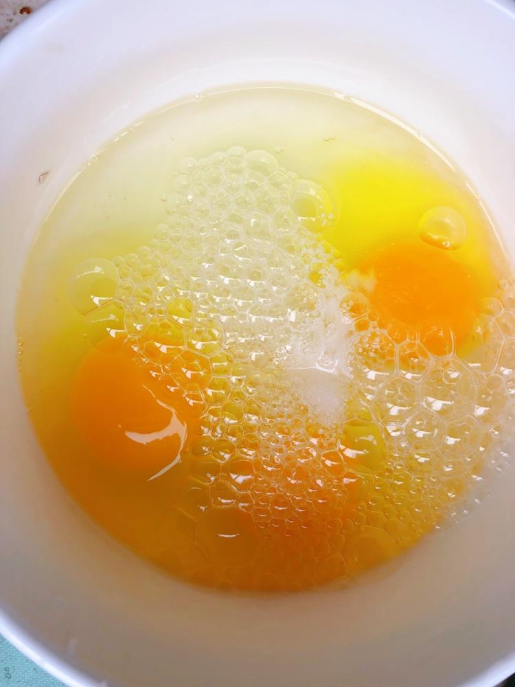 火腿（香腸）木耳炒雞蛋的做法 步驟1