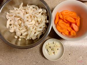 颜色美丽、孩子们超爱   胡萝卜炒白玉菇的做法 步骤1