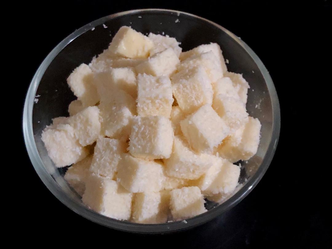【视频】85度C 椰蓉牛奶小方～不用烤箱的夏日甜点