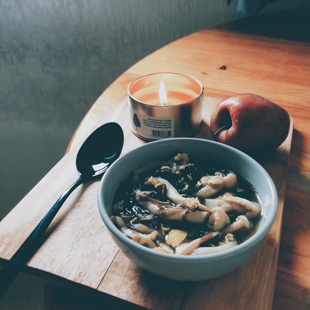 减脂晚餐蘑菇紫菜鸡蛋汤