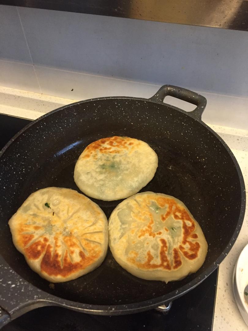 万能饼皮韭菜鸡蛋馅饼，满满的馅大大咬一口