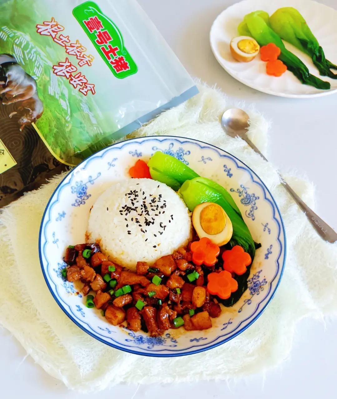 狂炫三大碗的卤肉饭