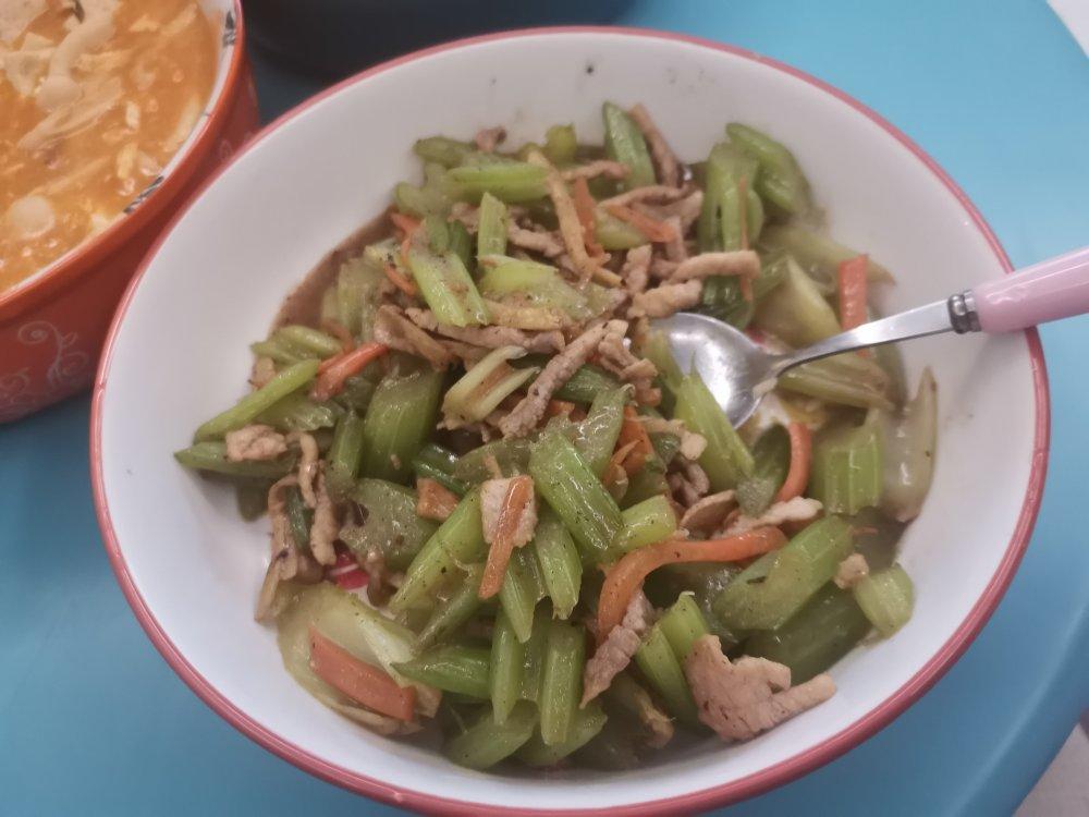 芹菜炒肉的新方法（这样炒出来的芹菜脆，肉丝嫩滑）