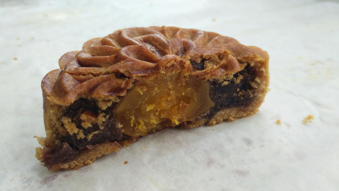 广式月饼－－蛋黄豆沙月饼