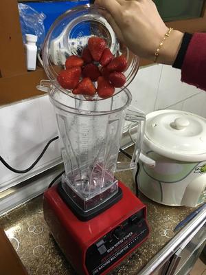 草莓奶昔的做法 步骤3