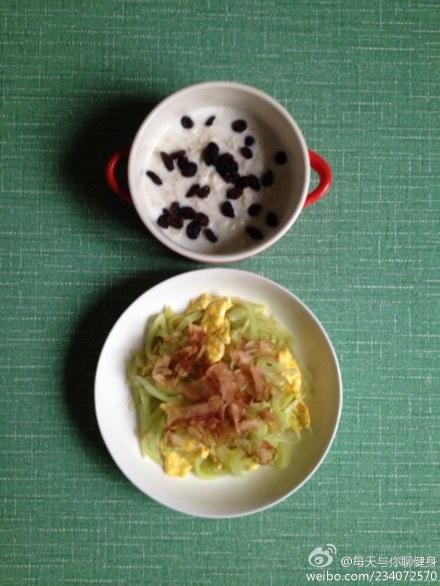 减脂增肌早餐-130822-酸奶葡萄干燕麦粥，莴苣丝炒鸡蛋，木鱼花的做法